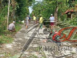Babinsa Tempursari Turun Langsung Turut Pengecoran Jalan Berlubang