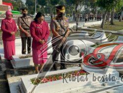 Kapolda Jatim Sempatkan Berdoa di Makam Sang Kakek yang merupakan Pejuang Kemerdekaan, dan Ziarah ke Makam Pahlawan dalam rangka Hari Bhayangkara