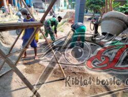 Babinsa Bantu Renovasi Rumah, Jaga Hubungan Baik Bersama Warga