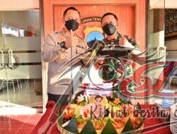 Tumpeng dari Dandim 0726/Sukoharjo di HUT Polri ke 76 di Mapolres Sukoharjo.
