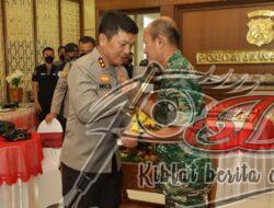 Pangdam V/Brawijaya beri Kejutan Kapolda Jatim di Hari Bhayangkara ke-76, Bawakan Nasi Tumpeng dan Kue Tart