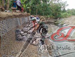 Antisipasi Longsor Babinsa Repaking Bantu Pasang Bronjong