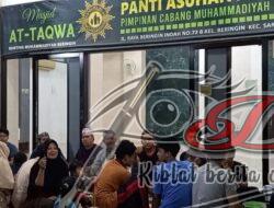 Rajut Kebersamaan, Takmir Masjid-Panti Asuhan At-Taqwa Putra Sambikerep Gelar Bakar Sate Bersama