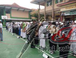 Babinsa Tipes Gembleng PBB MOS Siswa/Siswi SMAN 7 Surakarta