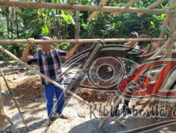 Wujudkan Kepedulian Babinsa Bantu Warga Buat Kandang Kambing
