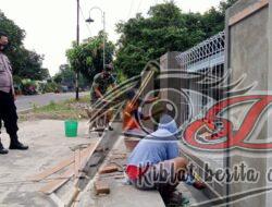 Babinsa Bantu Bangun Pagar Rumah, Ringankan Beban Warga Binaan