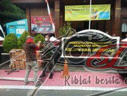 Babinsa Jayengan Pelopori Pemasangan Umbul-umbul dan Bendera Memperingati HUT RI Ke 77 Tahun 2022