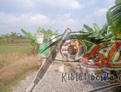 Menjadi Pelopor di Wilayah Binaan, Babinsa Bantu Pengecoran Jalan Setapak Menuju Sawah
