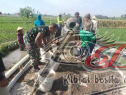 Dukung Pembangunan Desa, Babinsa Bersama Warga Laksanakan Betonisasi jalan