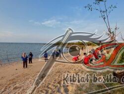 Gali Potensi Ekowisata Desa, Mahasiswa UMSurabaya Lakukan Penghijauan di Pantai Putri Klayar