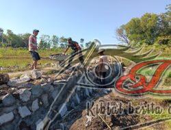 Babinsa-Warga Desa Geneng Gotong Royong Bangun Talud Lahan Makam