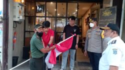Tiga Pilar Gubeng Giat Gerakan Pembagian 10 Juta Bendera Merah Putih