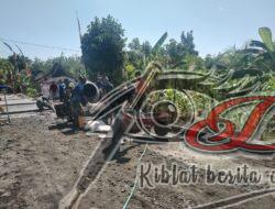 Tak Kenal Lelah, TNI dan Warga Bahu Membahu Laksanakan Pengecoran Jalan