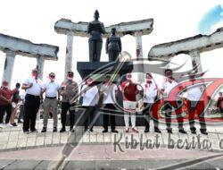 Kapolda Jatim Hadiri Gerakan Pembagian 10 Juta Bendera Merah Putih oleh Mendagri
