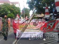 Babinsan dan Bhabinkamtibmas Joyotakan Kawal Jalan Sehat Memperingari HUT RI Ke-77