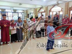 Peduli Anak Bangsa, Mahasiswa KKN UM Surabaya Ajarkan Doa dan Praktek Sholat Binaan Rumah Pintar Matahari
