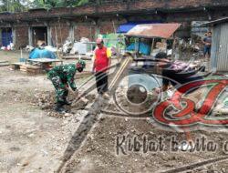 Berikan Rasa Aman Pengguna Jalan, Babinsa Bantu Warga Tambal Jalan Berlubang