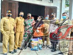 Yakinkan Bantuan Diterima Tepat Sasaran, Babinsa Sangkapura Awasi Pendistribusian BSP