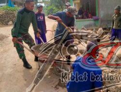 Babinsa Gotong Royong Bersama Warga Kedungpilang