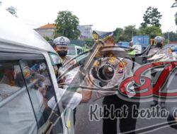 Polres Tanjung Perak Berbagi Sembako Untuk Pengguna Jalan