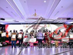 Kapolri Memberi Penghargaan Polwan Polda Jatim yang Meraih Juara 2 Lomba Video Kreatif Suara Hati Anak Polwan