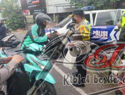 Kapolsek Tambaksari Kompol Ari Bayuaji bersama Anggota Jajaran, Membagikan Sembako Sebanyak 50 Paket Kepada Masyarakat