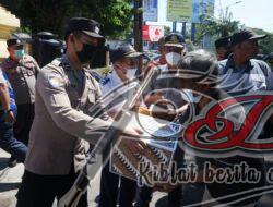 Satker Polda Jatim Berikan Bansos Kepada Masyarakat Terdampak Kenaikan BBM