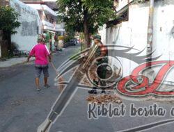 Jum’at Bersih, Babinsa Kepatihan Wetan Gotong Royong Bersihkan Lingkungan