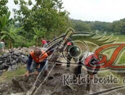 Mudahkan Akses Petani, Babisa Koramil Sambi Gotong Royong Pembangunan Jalan
