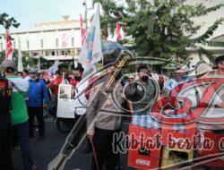 Kapolrestabes Surabaya Borong Habis Dagangan PKL, Aksi Unjuk Rasa Berjalan Aman