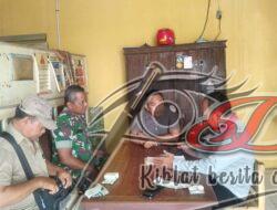 Babinsa Kelurahan Kragilan Komsos dengan Petugas SPBU Pasca Kenaikan Harga BBM