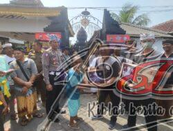 Polantas Polda Jatim Bersihkan Tempat Ibadah dan Berikan Bansos pada Masyarakat