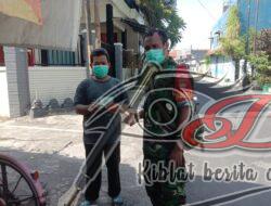 Pantau Warga Isoman, Babinsa Koramil 03/Serengan Bagikan Obat