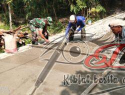 Babinsa Bersama Masyarakat Kerja Bakti Cor Jalan
