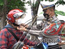 Humanis, Operasi Zebra Semeru 2022 Polisi di Gresik Berbagi Helm Gratis