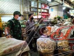 Walau Covid Level 1 Babinsa Tetap Cek Prokes di Pasar Harjodaksino