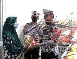 Ops Zebra Semeru 2022, Polisi di Gresik Beri Bantuan Untuk Korban Kecelakaan