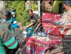 Kapolsek Tambaksari Berbagi Nasi Bungkus Kepada Masyarakat di Hari Jum,at Berkah Melalui Cak Bhabin