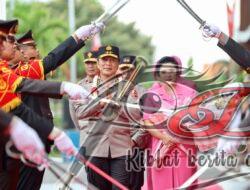 Suasana Haru Saat Tradisi Pedang Pora Mengiringi Pelepasan Irjen Pol Nico Afinta