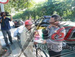 Bidhumas Polda Jatim Bagikan 100 Paket Sembako Ke Pada Masyarakat, Jelang HUT Humas Polri ke 71