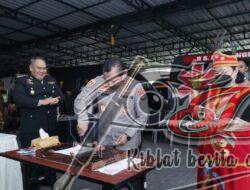 Sambut HUT Rs. Bhayangkara Polda Jatim, Petugas Pelayanan Gunakan Baju Adat