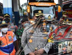 Kapolresta Sidoarjo Cek Barang Bawaan Penumpang Bus Tujuan Bali