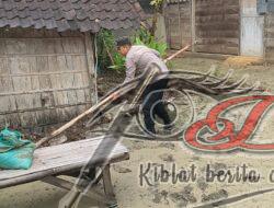 Kompak, Polisi Bersama Warga Bersihkan Sisa Lumpur Akibat Banjir di Ngawi