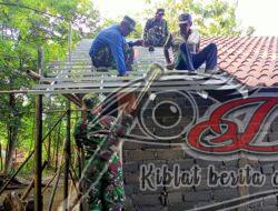 Anggota Kodim 0726/Sukoharjo dan Warga Kompak Pasang Genting RTLH milik ibu Rantiyem