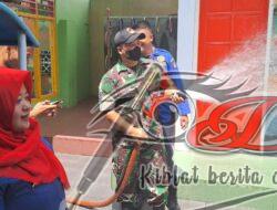 Babinsa Kemlayan Dampingi Damkar Pengenalan dan Pelatihan Padamkan Api