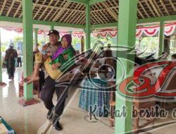 Untuk Herd Immunity, Bhabinkamtibmas di Bojonegoro Gendong Lansia Menuju Gerai Vaksin Presisi 6000 Dosis