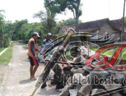 Dengan Sepenuh Hati, Babinsa Bantu Warga Pembuatan Saluran Irigasi