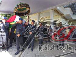 Beri Penghormatan Terakhir, Kapolda Jatim Pimpin Upacara Pemberangkatan Jenazah Alm Dansat Brimob