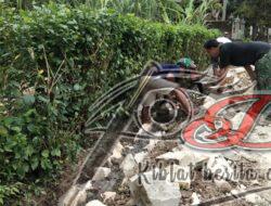 Kerja Bakti Pembuatan Talud Jalan Bentuk Kebersamaan Babinsa dan warga Binaan