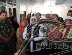 Forkopimda Jatim Berikan Bansos ke Pondok Pesantren Terdampak Banjir di Kabupaten Sampang